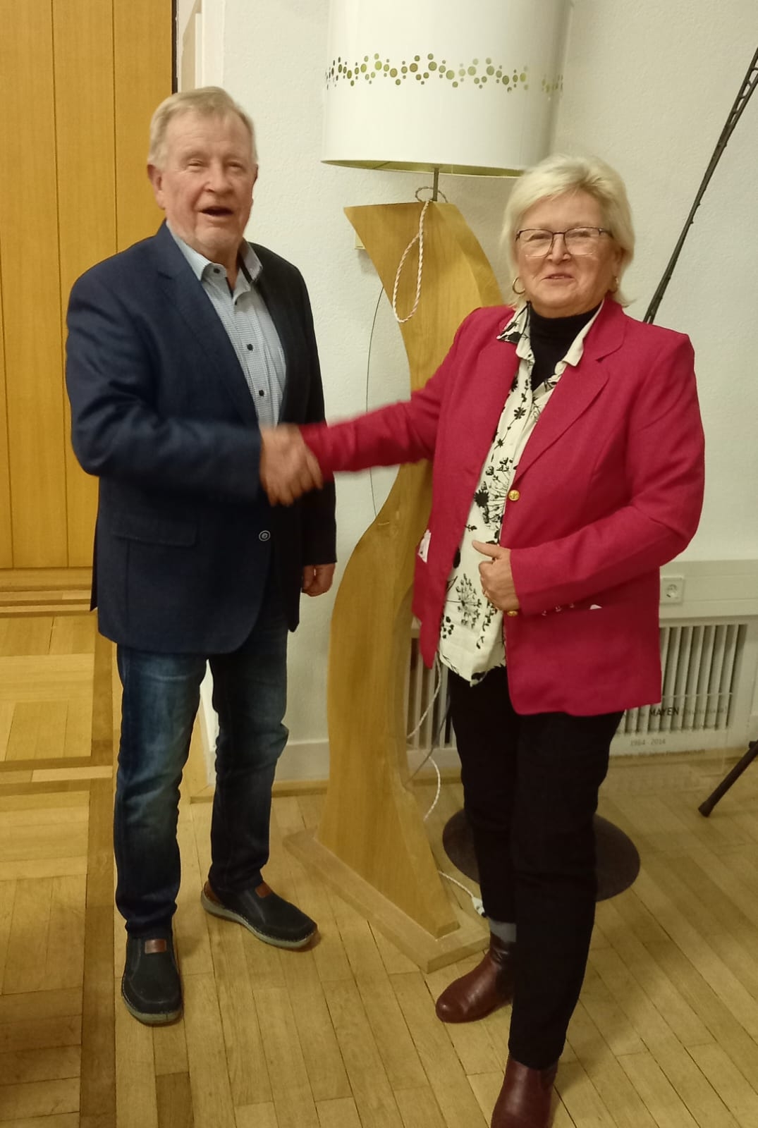 Die stellvertretende Vorsitzende des Seniorenbeirates und der Vorsitzende des Seniorenbeirates geben sich die Hand