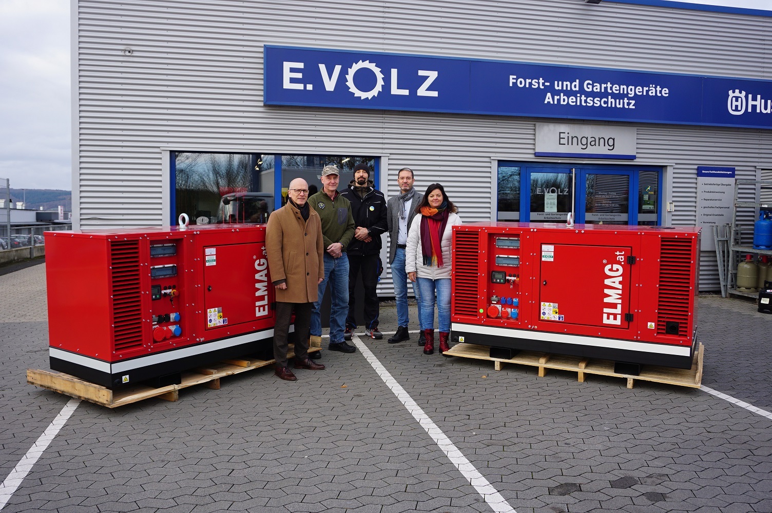 Zwei Stromgeneratoren werden zeitnah zur ukrainischen Kommune Tschyhyryn gebracht v.l.n.r.: Oberbürgermeister Dirk Meid, Wolf Reyscher und Roman Ganovschii vom Verein Blau-Gelbes-Kreuz Köln, Geschäftsführer Thomas Volz und Sachbearbeiterin Anja Westhöfer