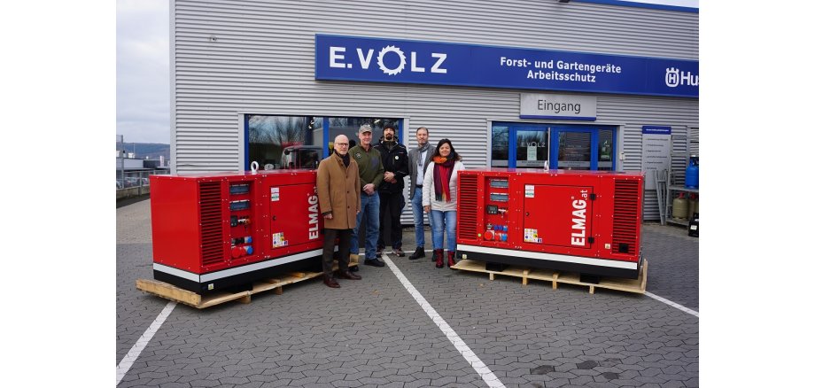 Zwei Stromgeneratoren werden zeitnah zur ukrainischen Kommune Tschyhyryn gebracht v.l.n.r.: Oberbürgermeister Dirk Meid, Wolf Reyscher und Roman Ganovschii vom Verein Blau-Gelbes-Kreuz Köln, Geschäftsführer Thomas Volz und Sachbearbeiterin Anja Westhöfer