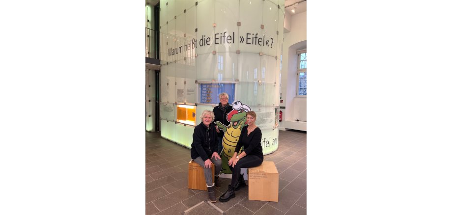 3 Frauen und das Maskottchen im Museum