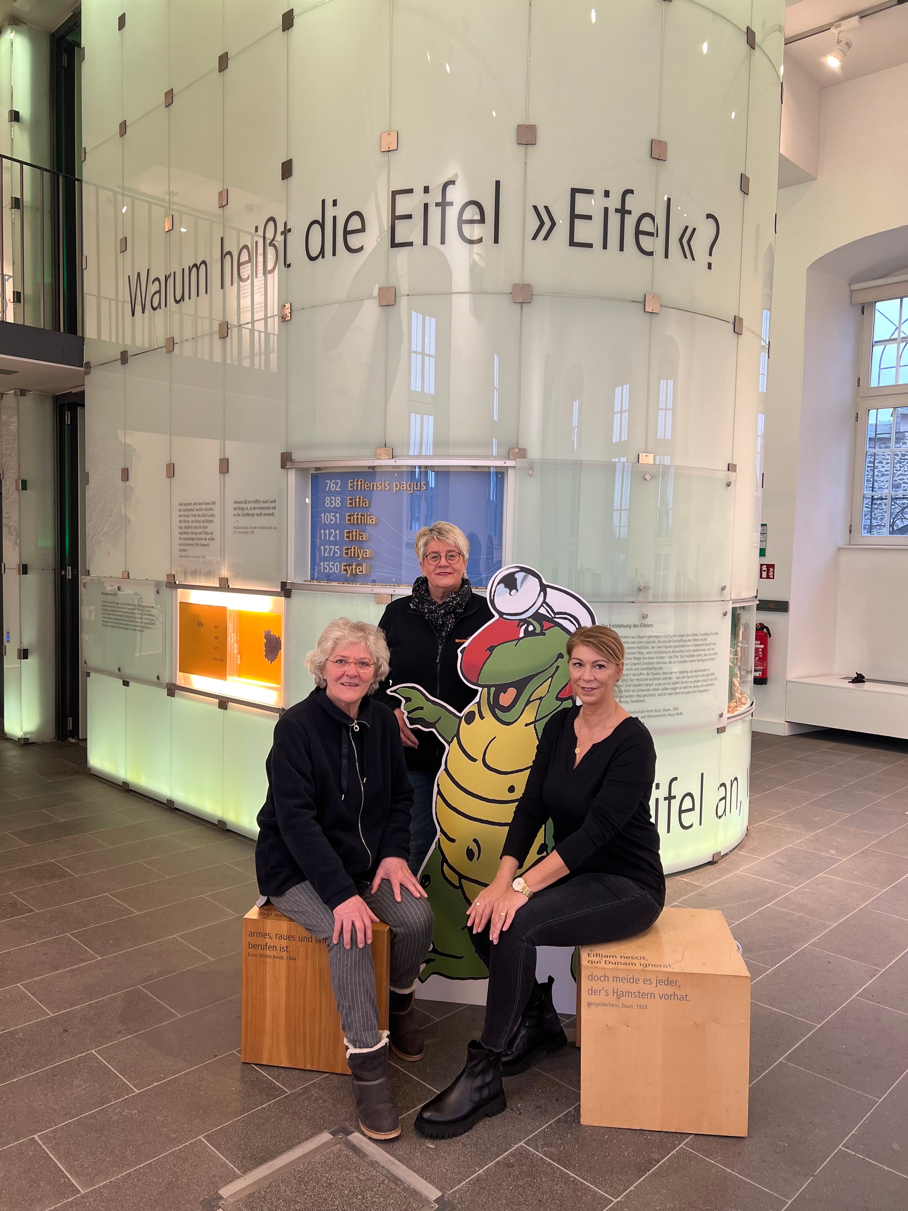 3 Frauen und das Maskottchen im Museum