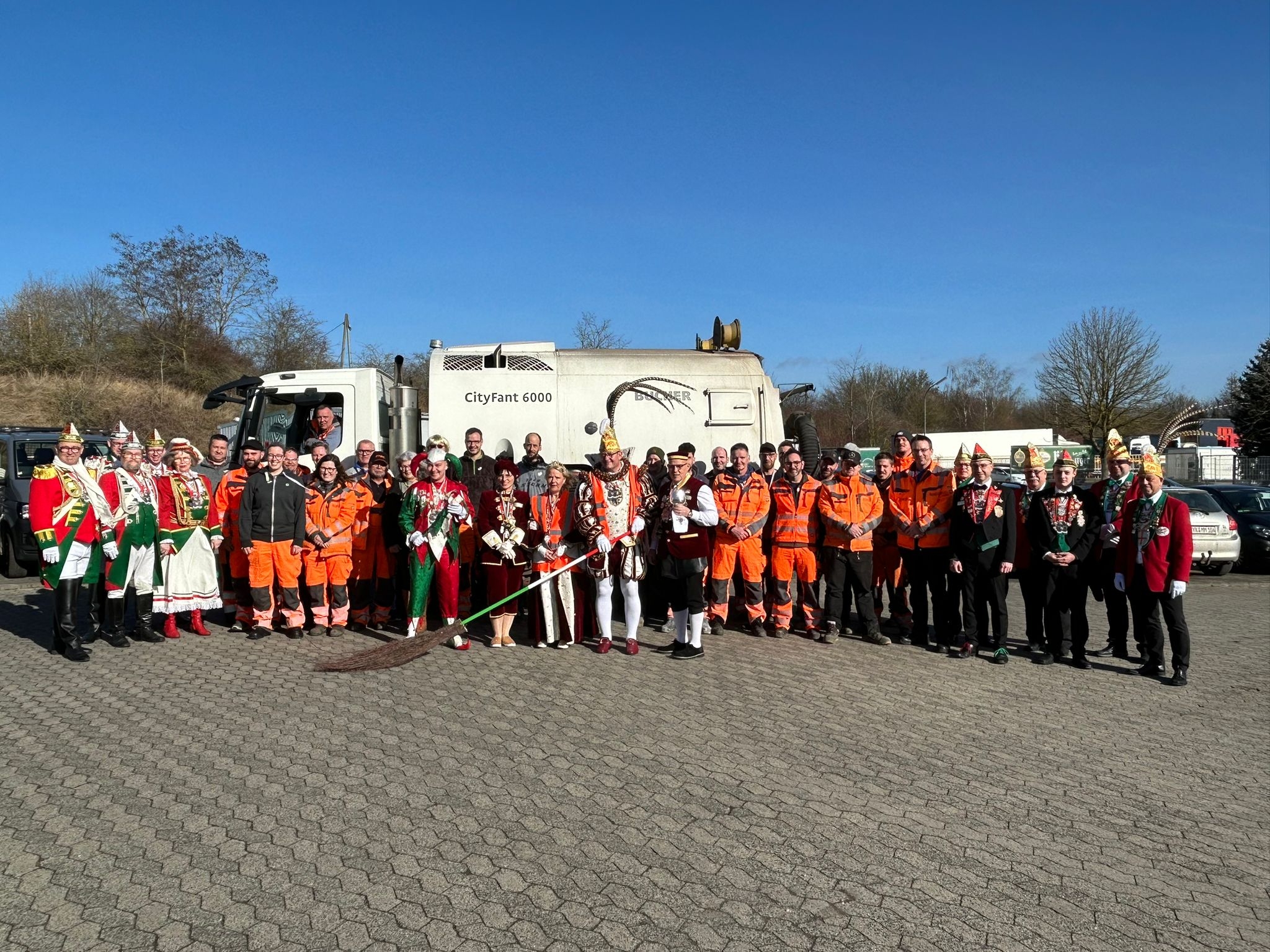 Prinzenpaar mit vielen Personen auf dem Gelände des Betriebshofes