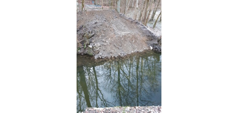 Ein Geröllhang der ins Wasser führt