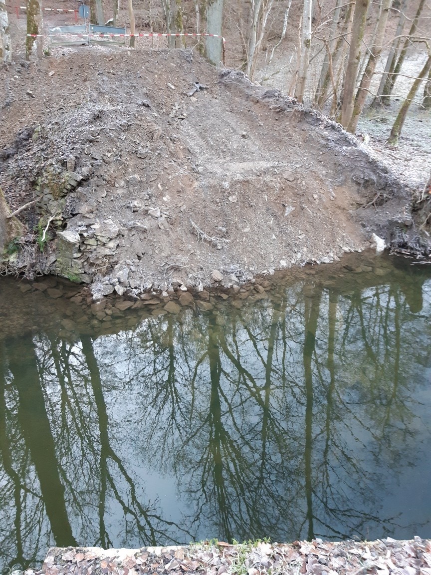 Ein Geröllhang der ins Wasser führt