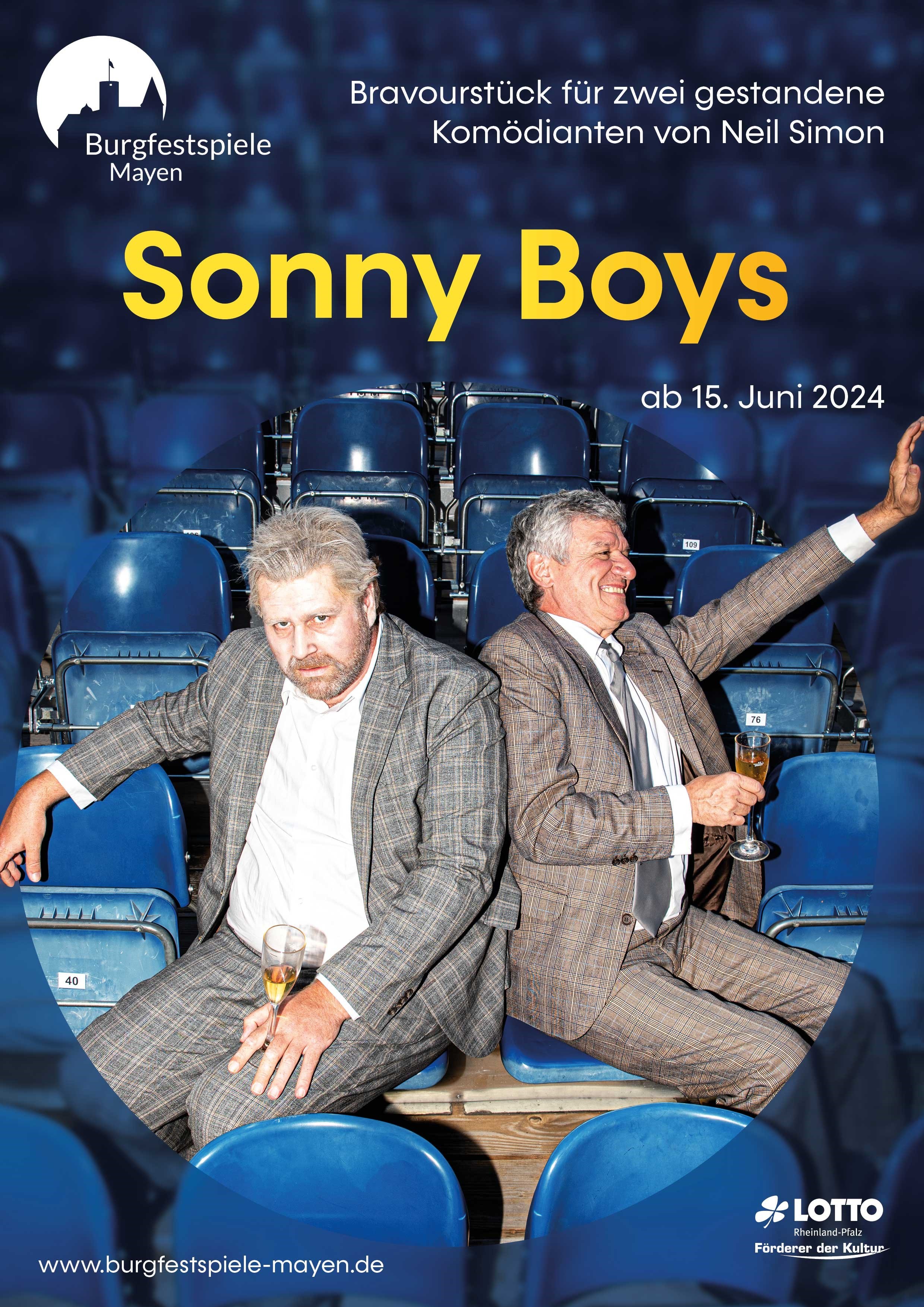 Werbeplakat zum Stück - 2 Männer sitzen im Anzug und einem Glas Sekt auf einer Tribüne