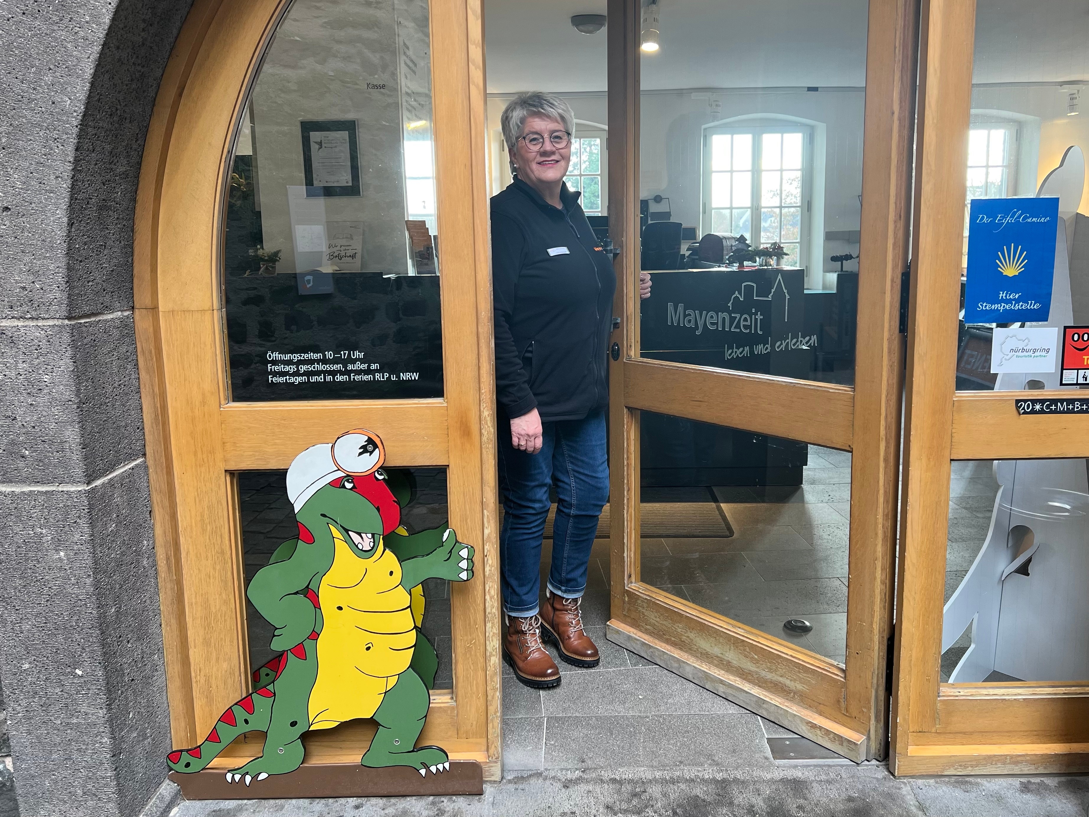 Frau steht im Eingangsbereich vom Museum