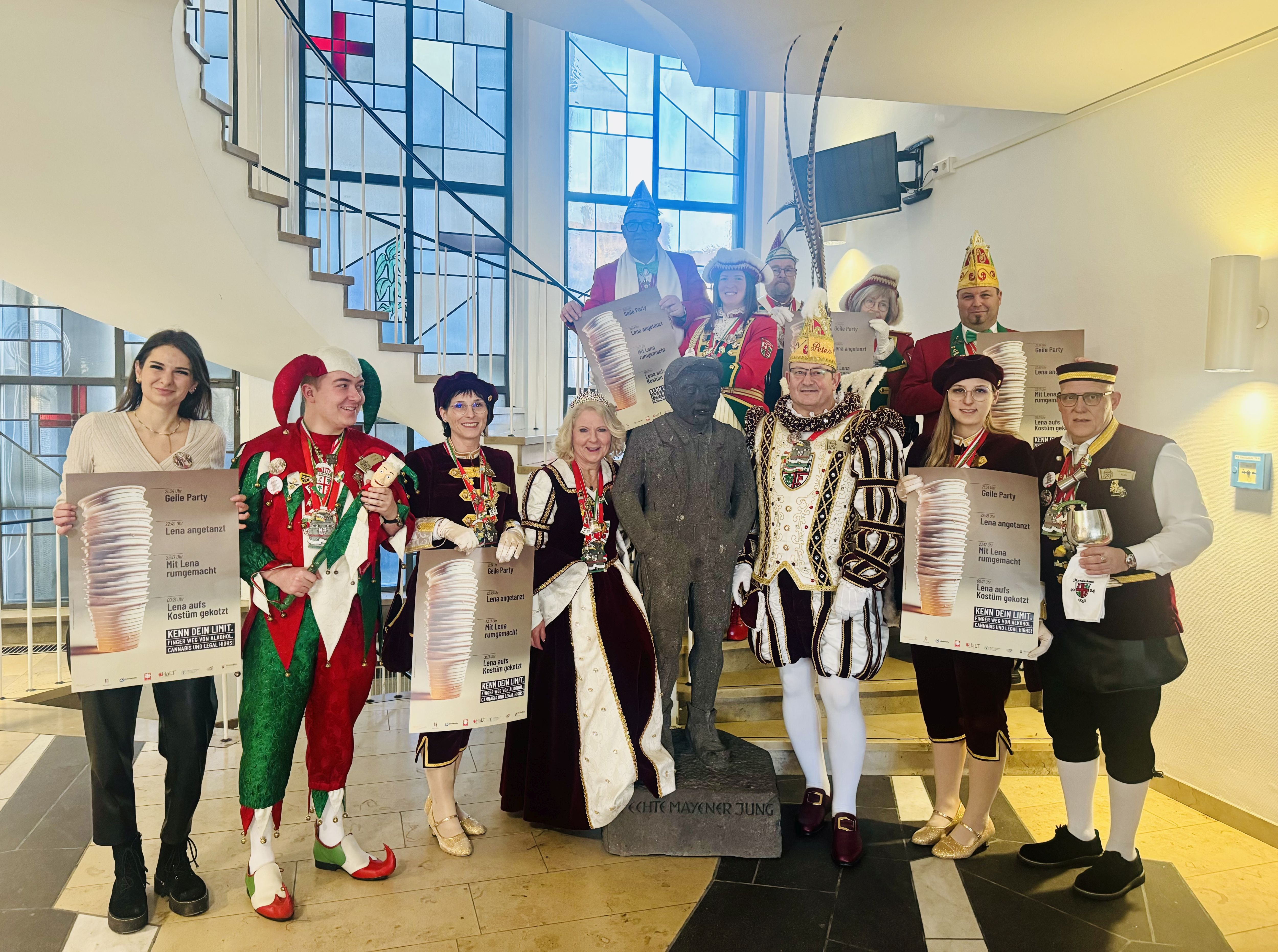 Einige Personen im Rathaus mit Werbeplakat