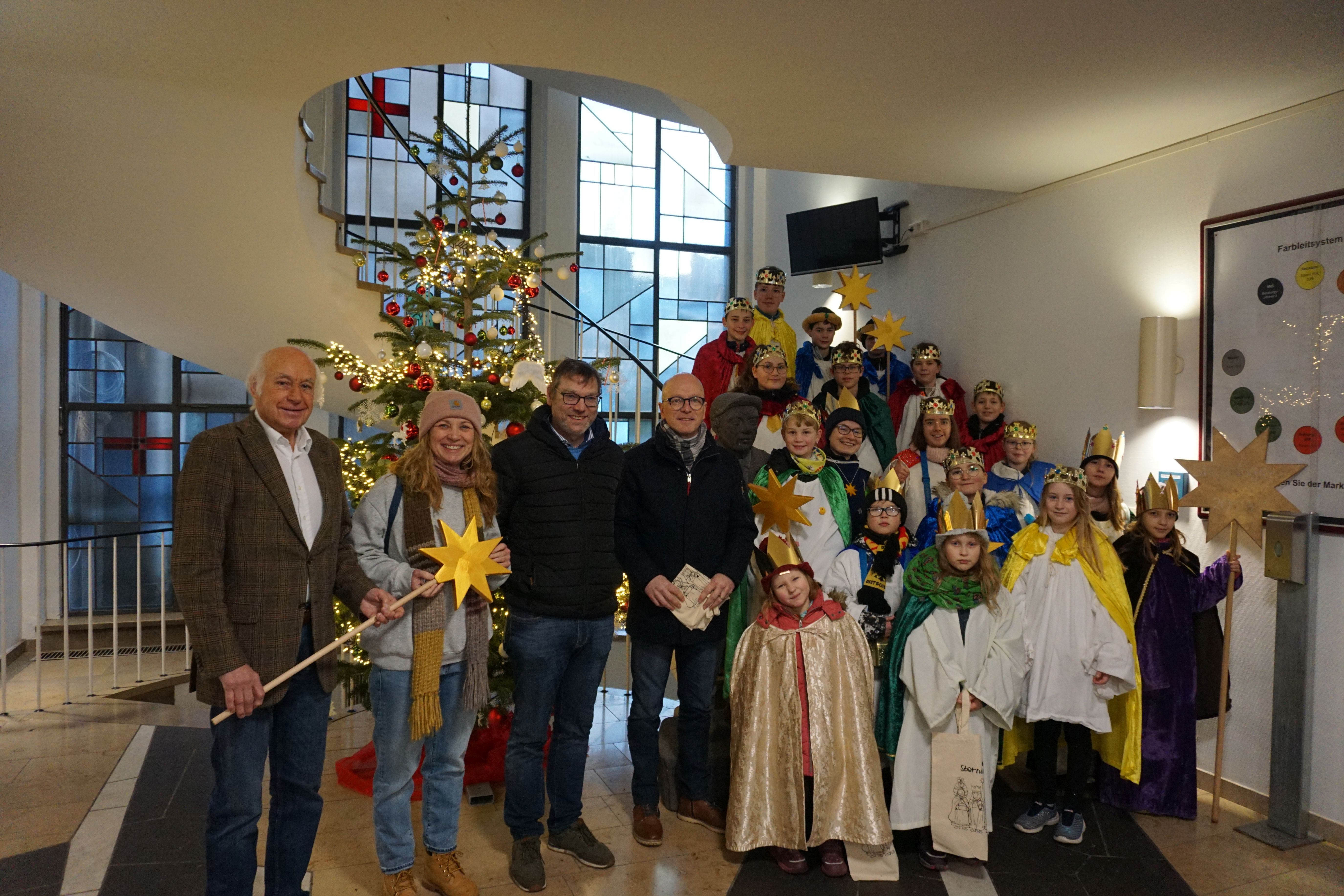 Oberbürgermeister Dirk Meid empfing die Sternsinger im Rathaus zusammen mit Bürgermeister Bernhard Mauel und den Beigeordneten Natascha Lentes und Thomas Schroeder Vier Personen mit vielen Kindern im Rathaus