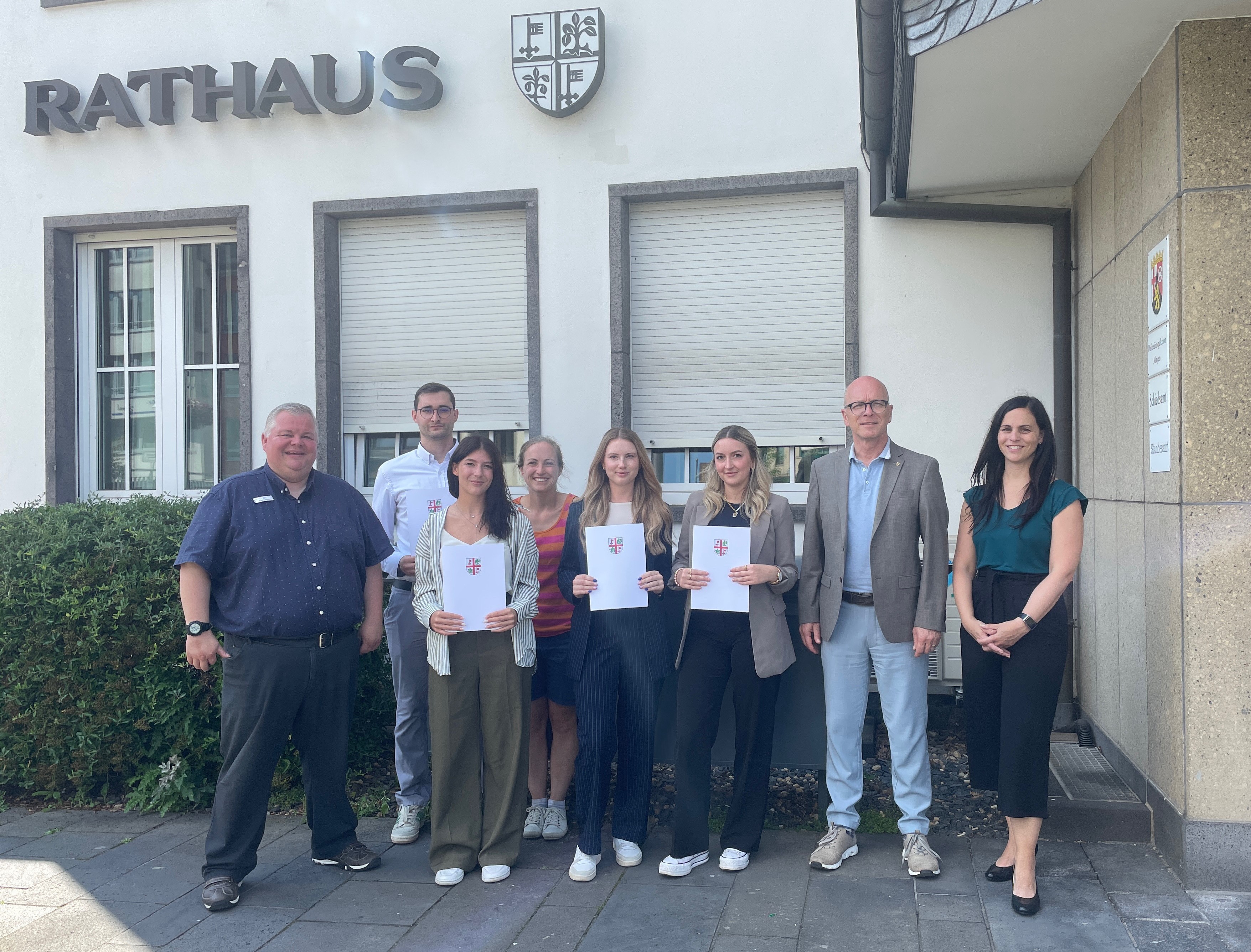 Beamtenanwärter beginnen ihre Ausbildung bei der Stadtverwaltung Mayen         v.l.n.r.: Personalratsvorsitzender Wolfgang Goeken, Jan-Niklas Thelen, Maureen Busch, Gleichstellungsbeauftragte Ina Rüber-Teke, Karolina Klimenko, Maria Schultheis, Oberbürgermeister Dirk Meid und Büroleiterin Jasmin Alter