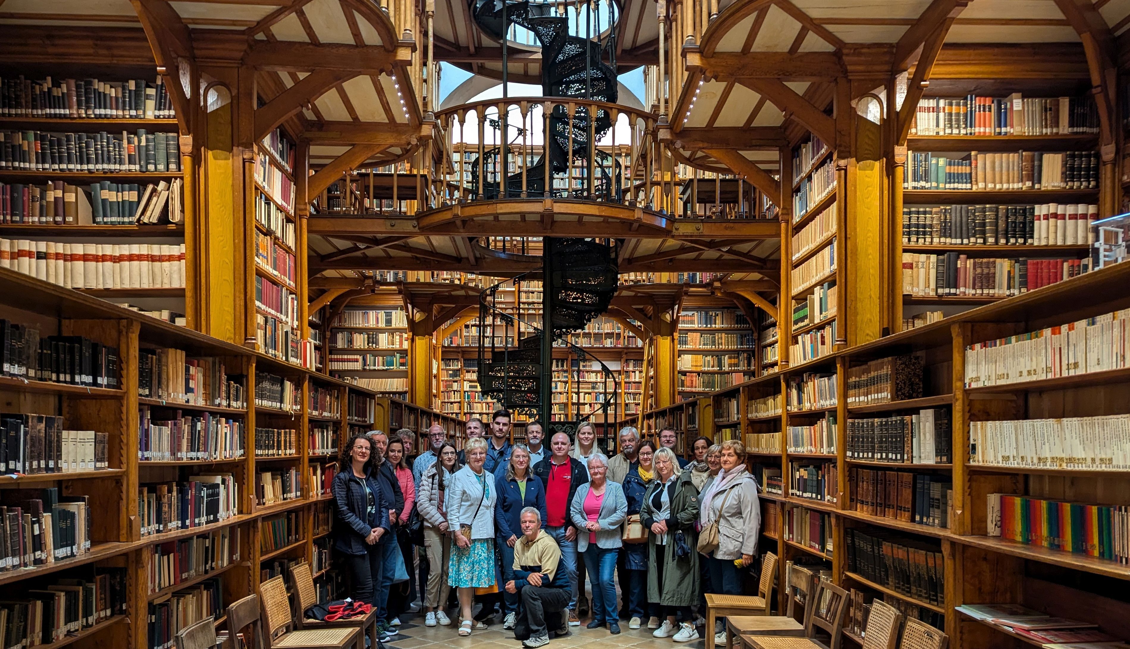 Eine Gruppe steht im Gang einer Bibliothek