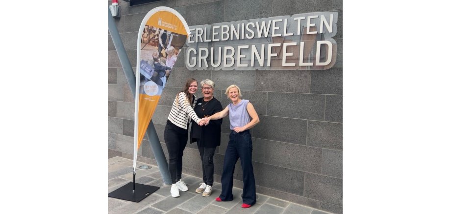 3 Frauen stehen vor dem Eingang der Erlebniswelten Grubenfeld