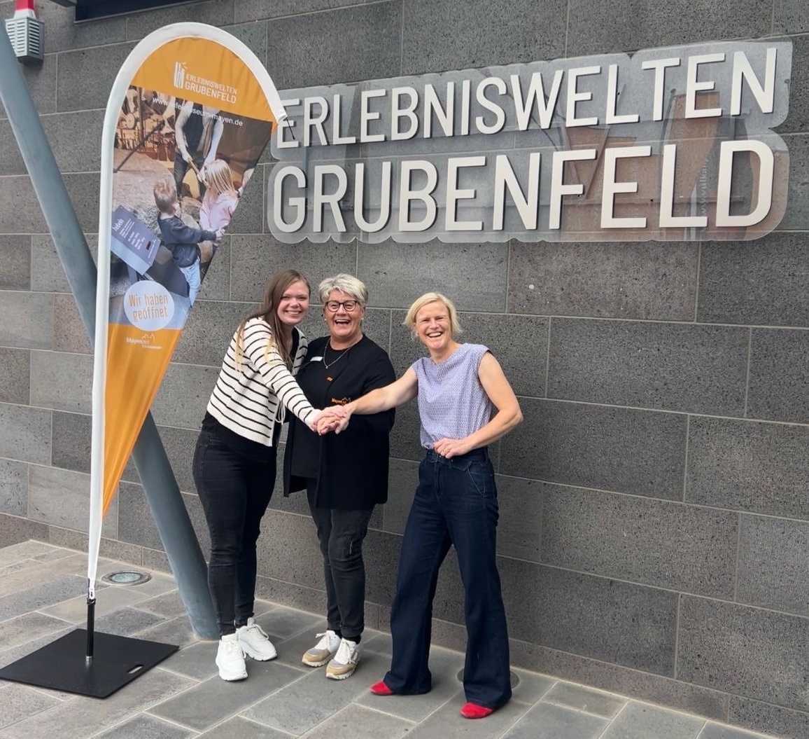 3 Frauen stehen vor dem Eingang der Erlebniswelten Grubenfeld