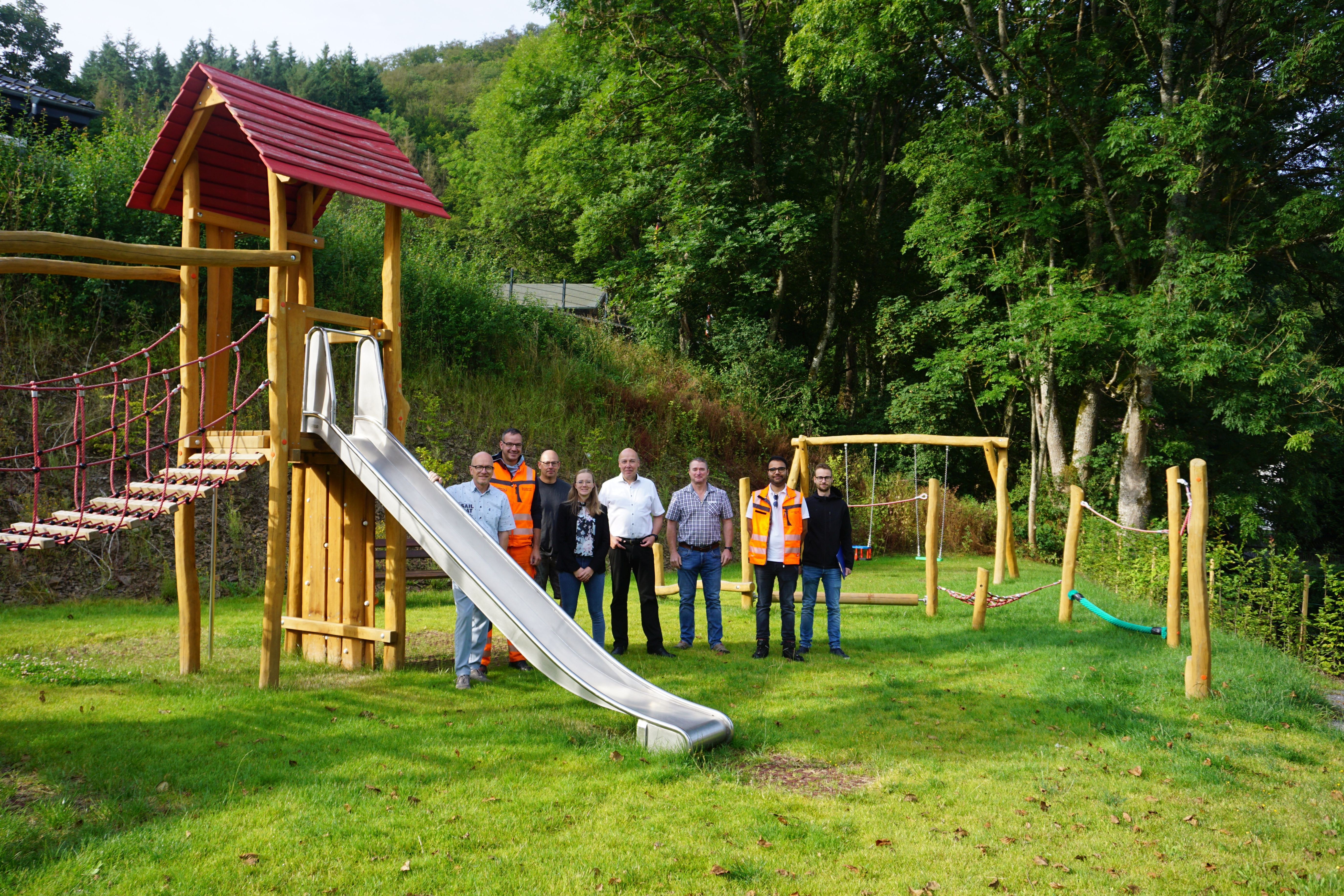 Viele Personen an den Geräten des Spielplatzes Nitztal