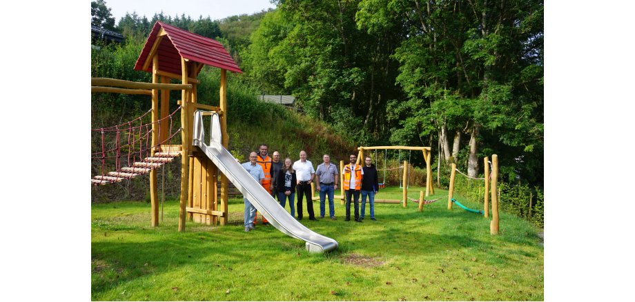 Viele Personen an den Geräten des Spielplatzes Nitztal