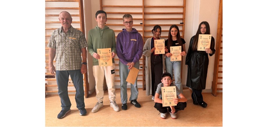 Die Schülerinnen und Schüler freuten sich über die Urkunden zum abgeschlossenen Workshop Schüler halten ihre Urkunden fest