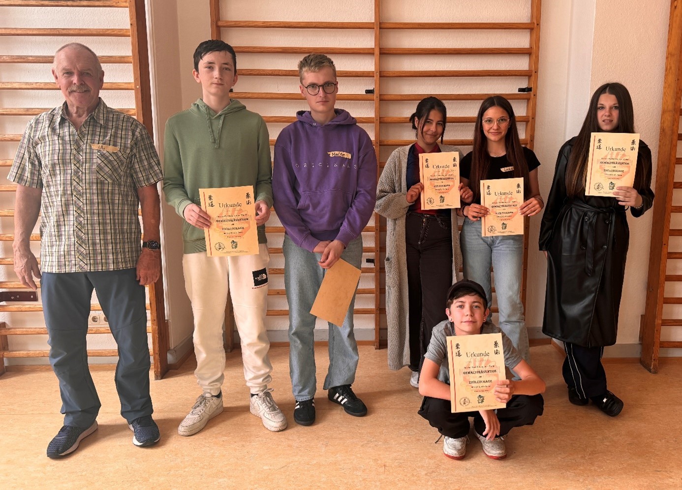 Schüler halten ihre Urkunden fest