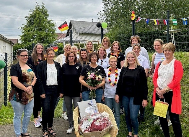 Team der Kindertagesstätte in Kürrenberg vor dem Kitagelände