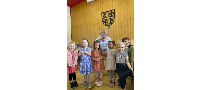 Die Kinder der Kita Weiersbach konnten passende zum Thema ein Gedicht vortragen Kinderkartenkinder und eine Betreuerin