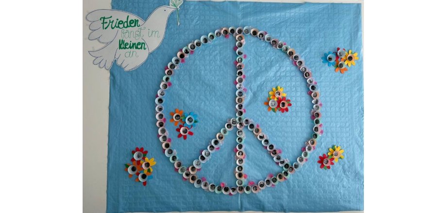 Tag der offenen Tür unter dem Motto „Der Frieden fängt im Kleinen an“ Friedenssymbol aus Fotos zusammengelegt