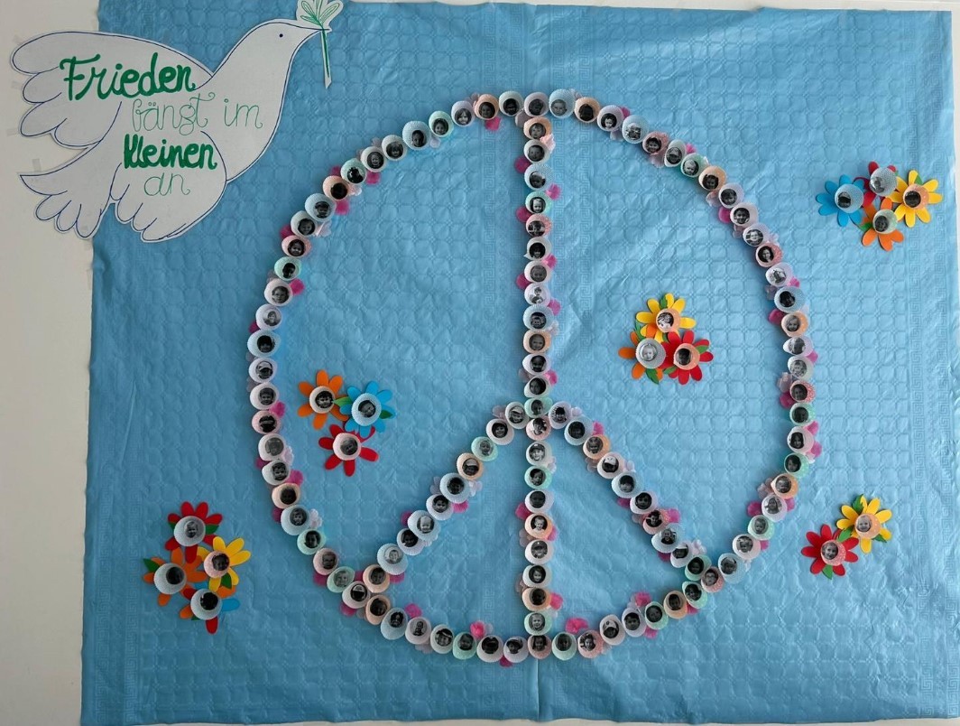 Friedenssymbol aus Fotos zusammengelegt