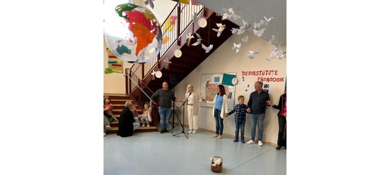 Friedenskreis beim Tag der offenen Tür Viele Menschen Hand in Hand im Friedenskreis