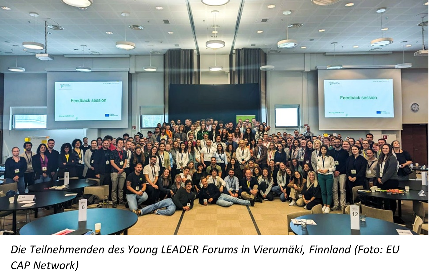 Gruppenfoto in einem Tagungsraum