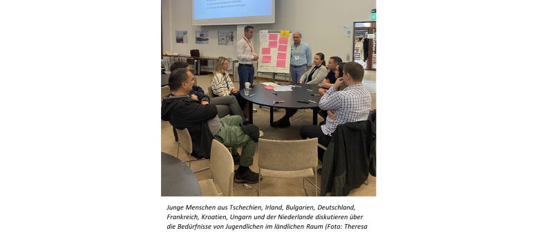 Gruppenarbeit an einem runden Tisch