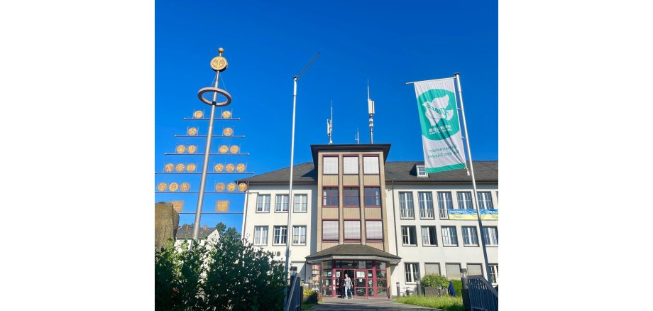 Mayen zeigt Flagge für eine atomwaffenfreie und friedliche Welt