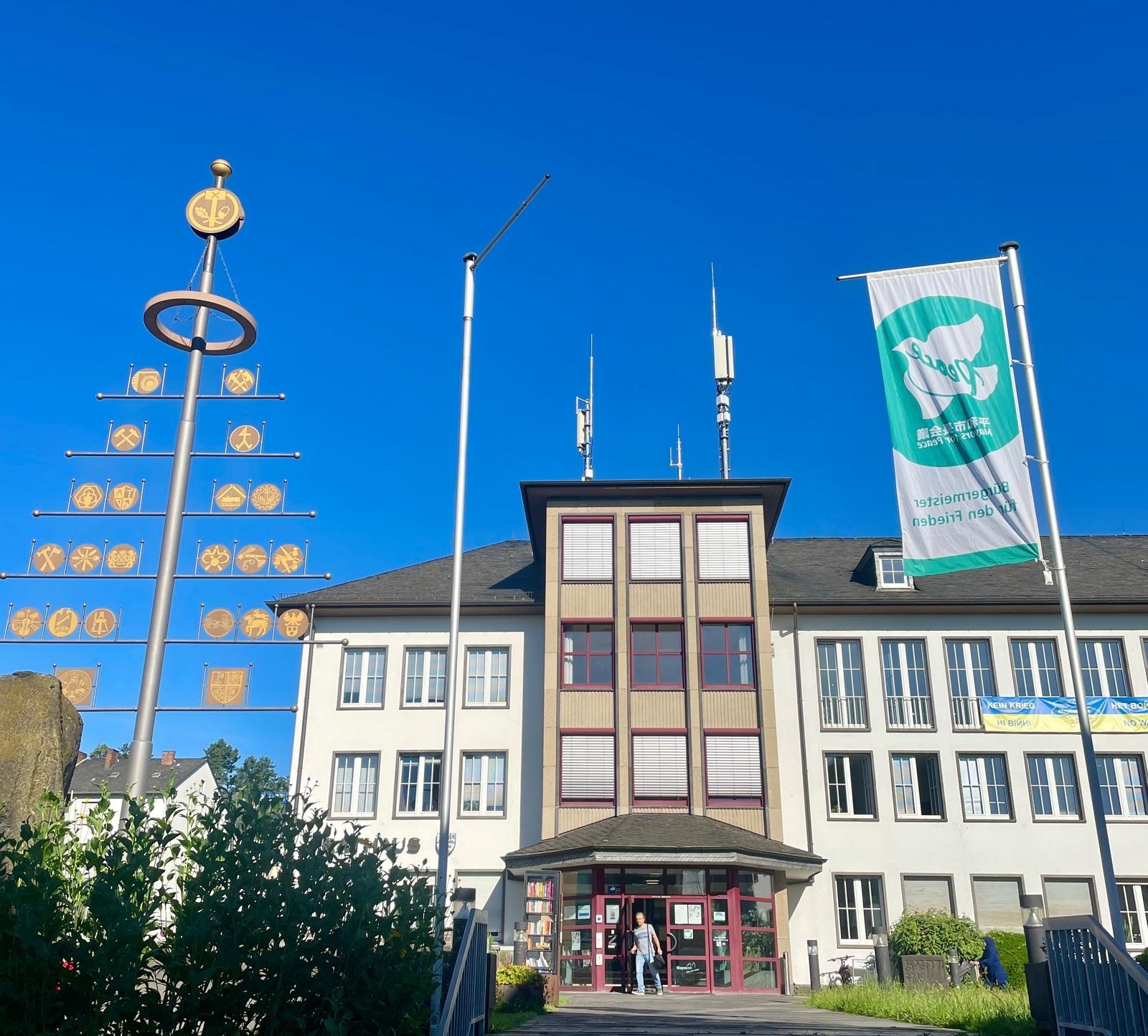 Mayen zeigt Flagge für eine atomwaffenfreie und friedliche Welt