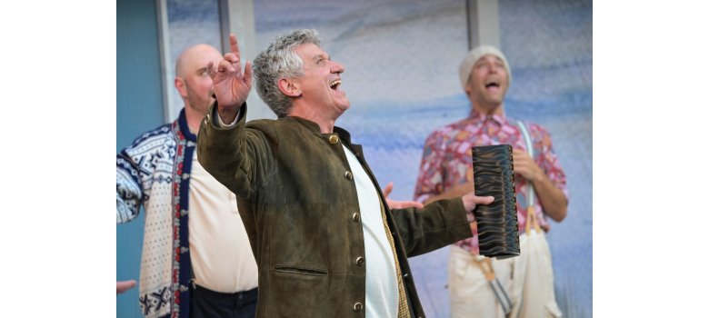 Szenenfoto „Wie im Himmel" Mann singt - 2 Personen noch im Hintergrund