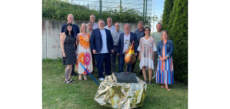 Der neue Ortsbeirat Hausen mit Oberbürgermeister Dirk Meid und dem Hausener Hahn