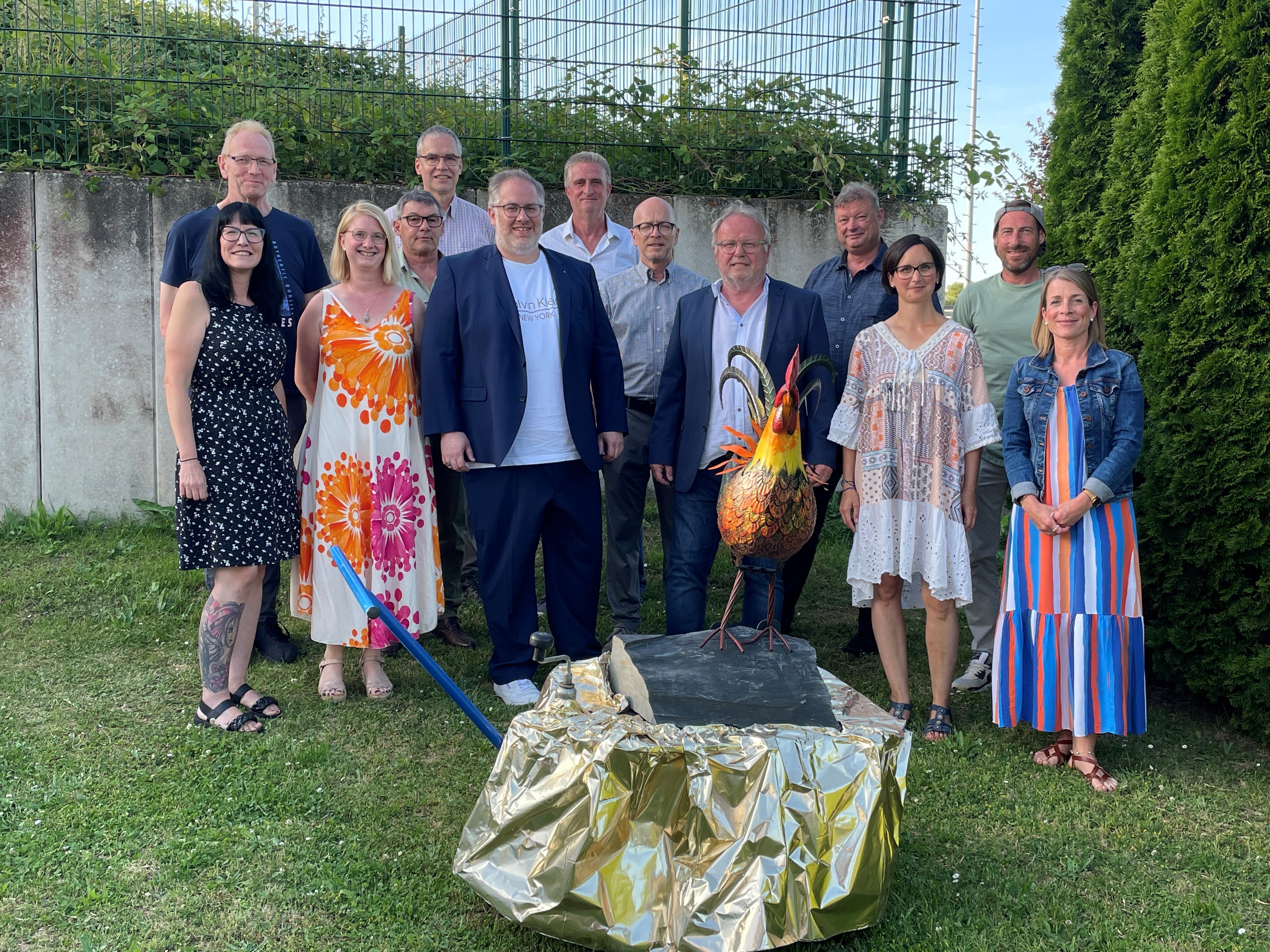 Der neue Ortsbeirat Hausen mit Oberbürgermeister Dirk Meid und dem Hausener Hahn