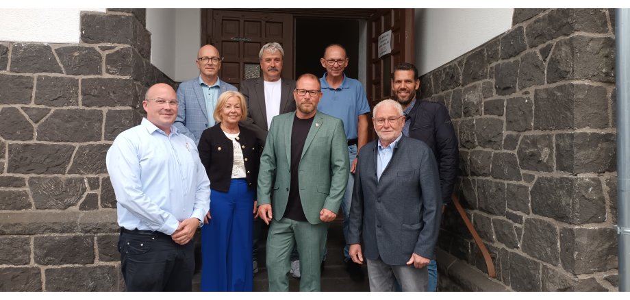 Viele Personen vom Ortsbeirat vor der Eingangstür