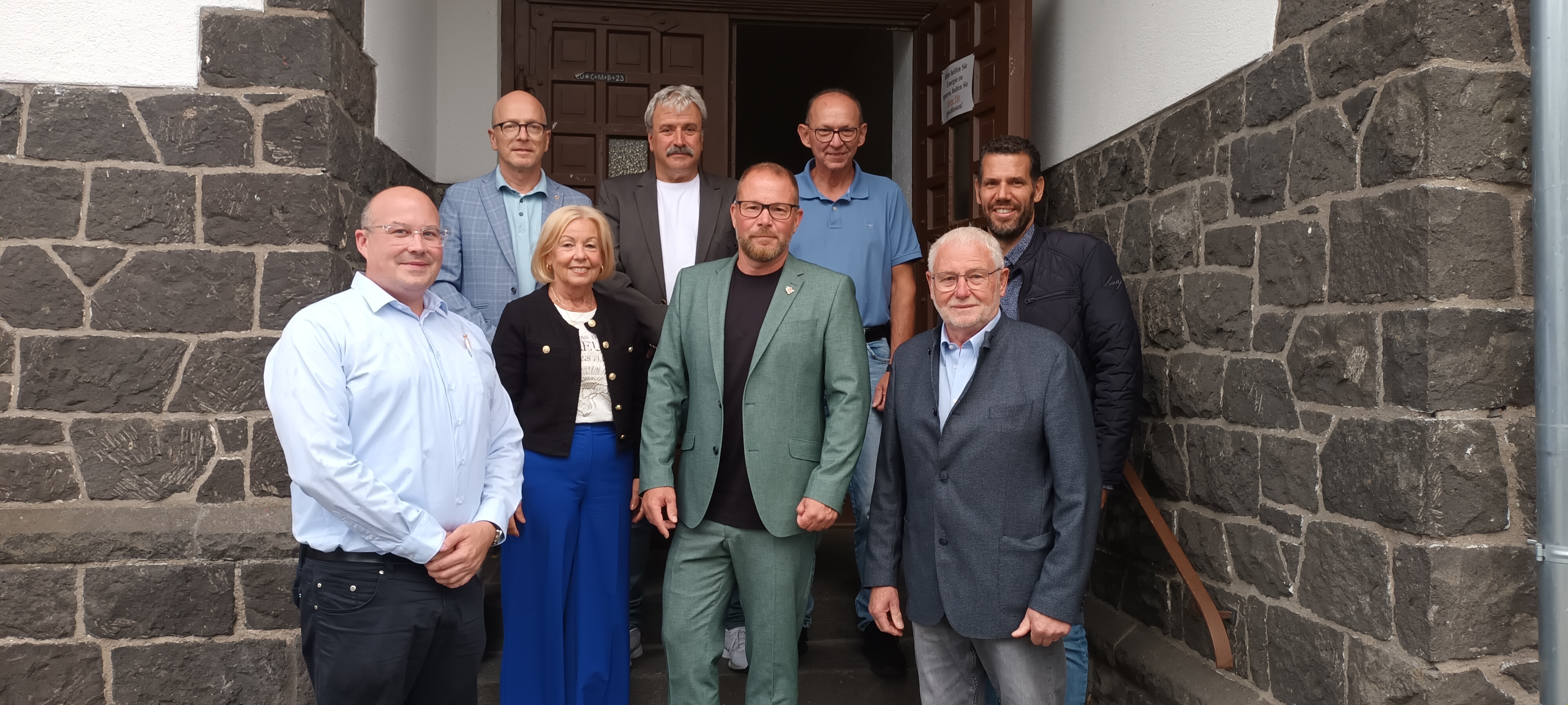 Viele Personen vom Ortsbeirat vor der Eingangstür