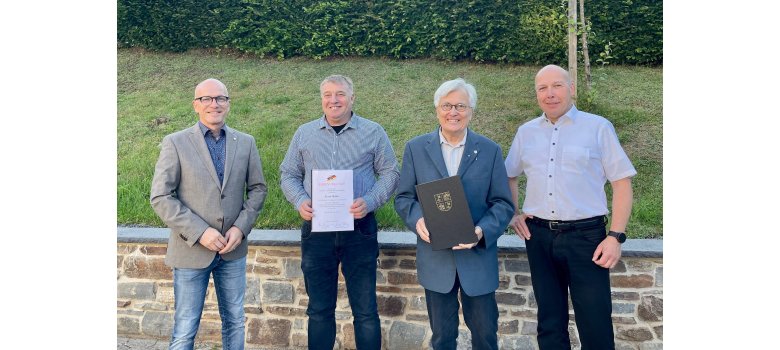 v.l.n.r.: Oberbürgermeister Dirk Meid, Frank Müller, Dieter Preß und Ortsvorsteher Stefan Wagner 4 Personen stehen für ein Bild zusammen, 2 davon halten eine Urkunde in den Händen