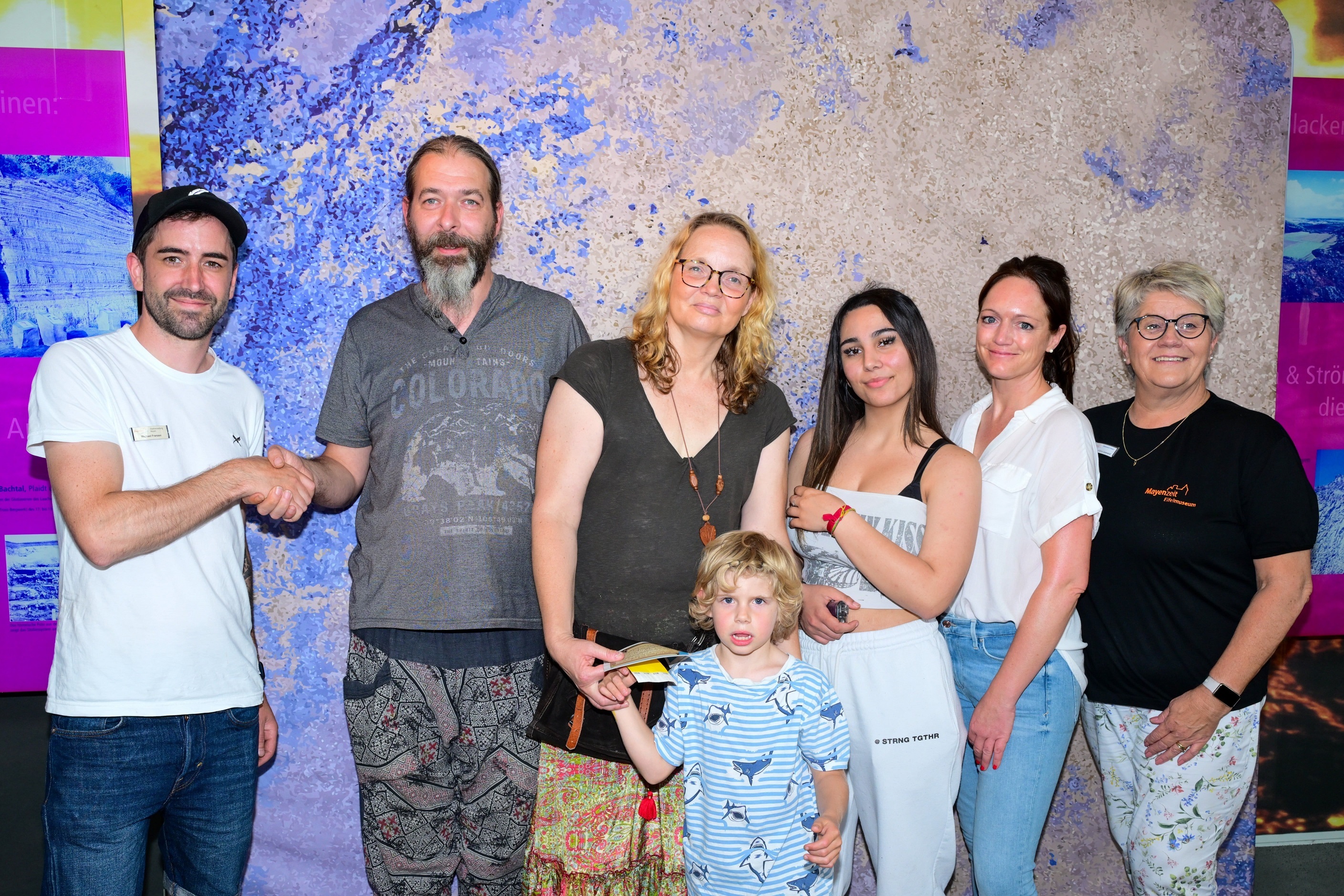 Michael Becker mit seiner Familie und den Mitarbeitern der Tourist-Info und des Museums