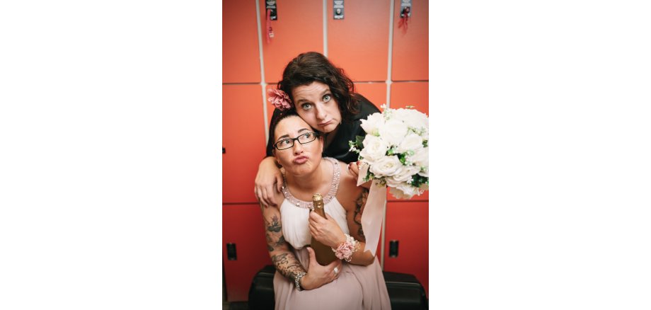 2 Frauen mit Blumenstrauß