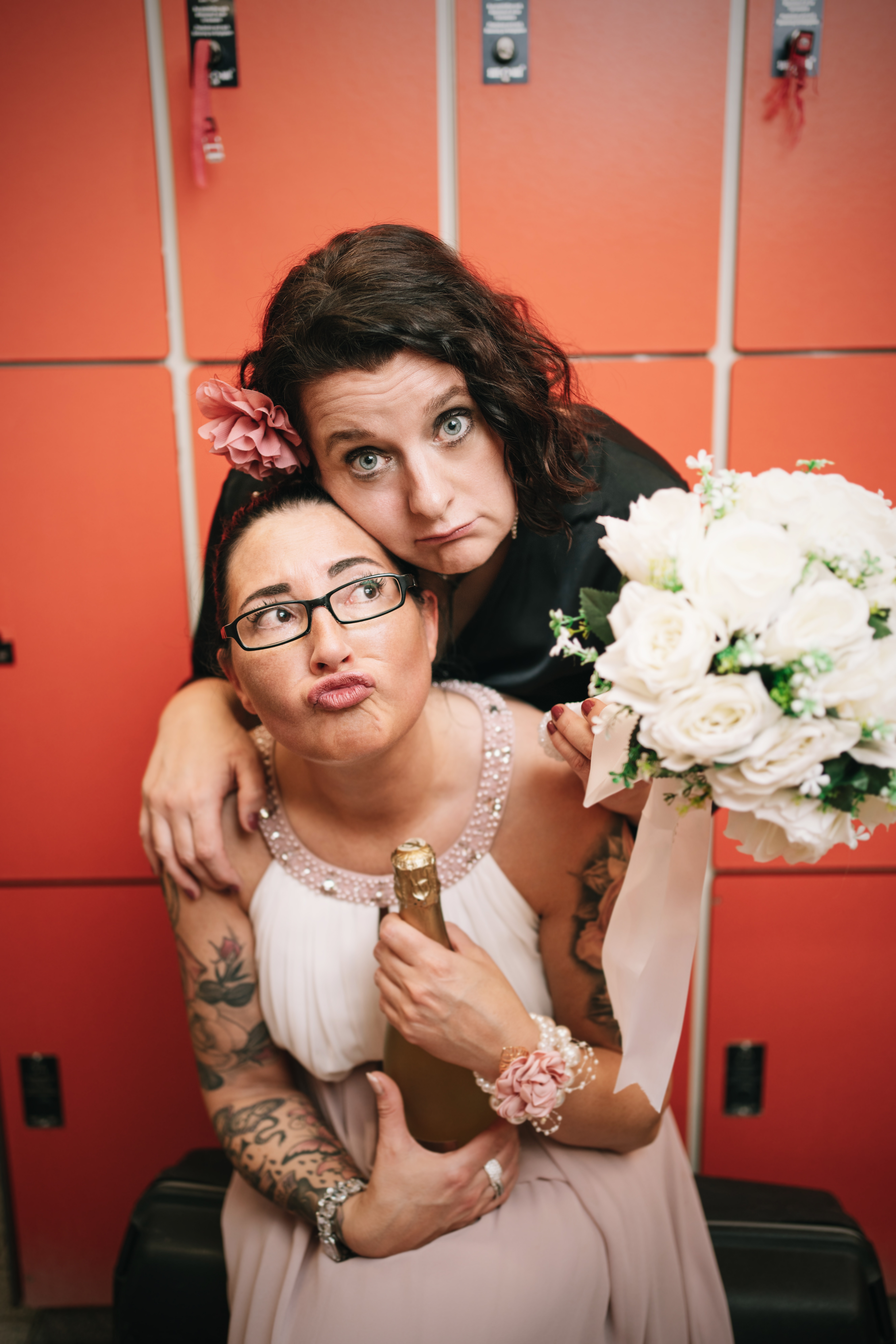 2 Frauen mit Blumenstrauß