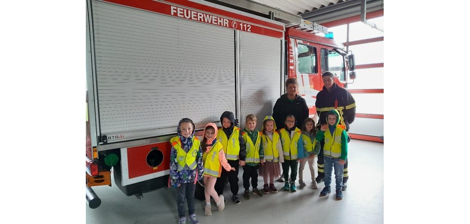 Jugendwart Uwe Gilles und Kindergartenkinder mit ihrer Erzieherin