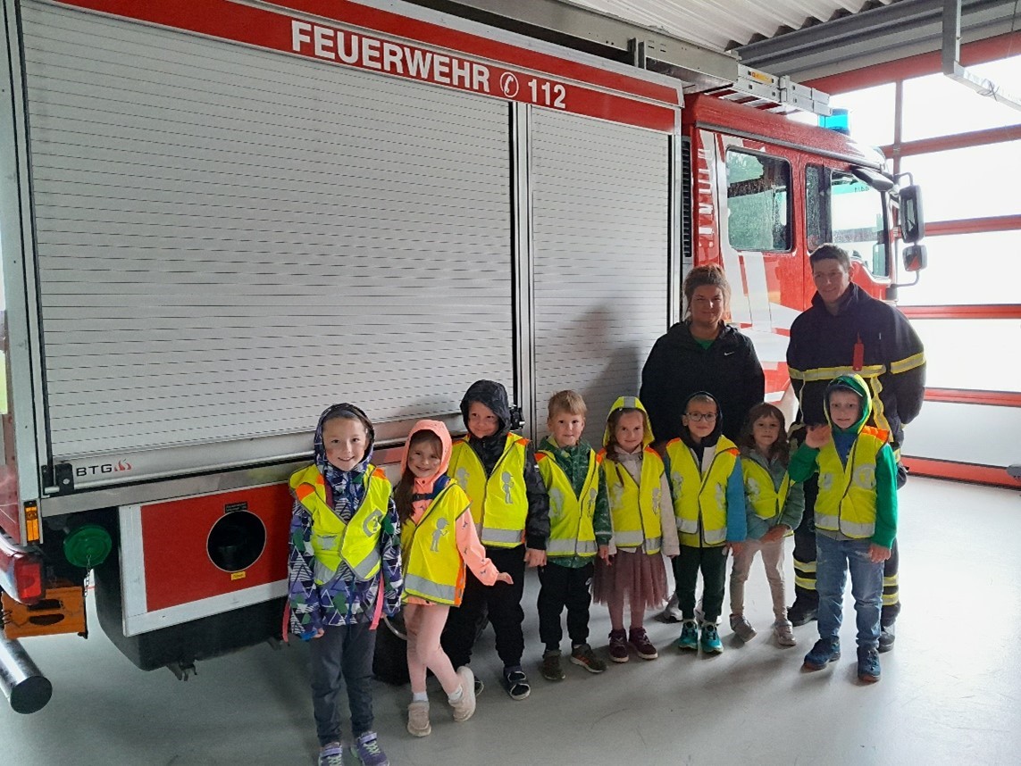 Jugendwart Uwe Gilles und Kindergartenkinder mit ihrer Erzieherin