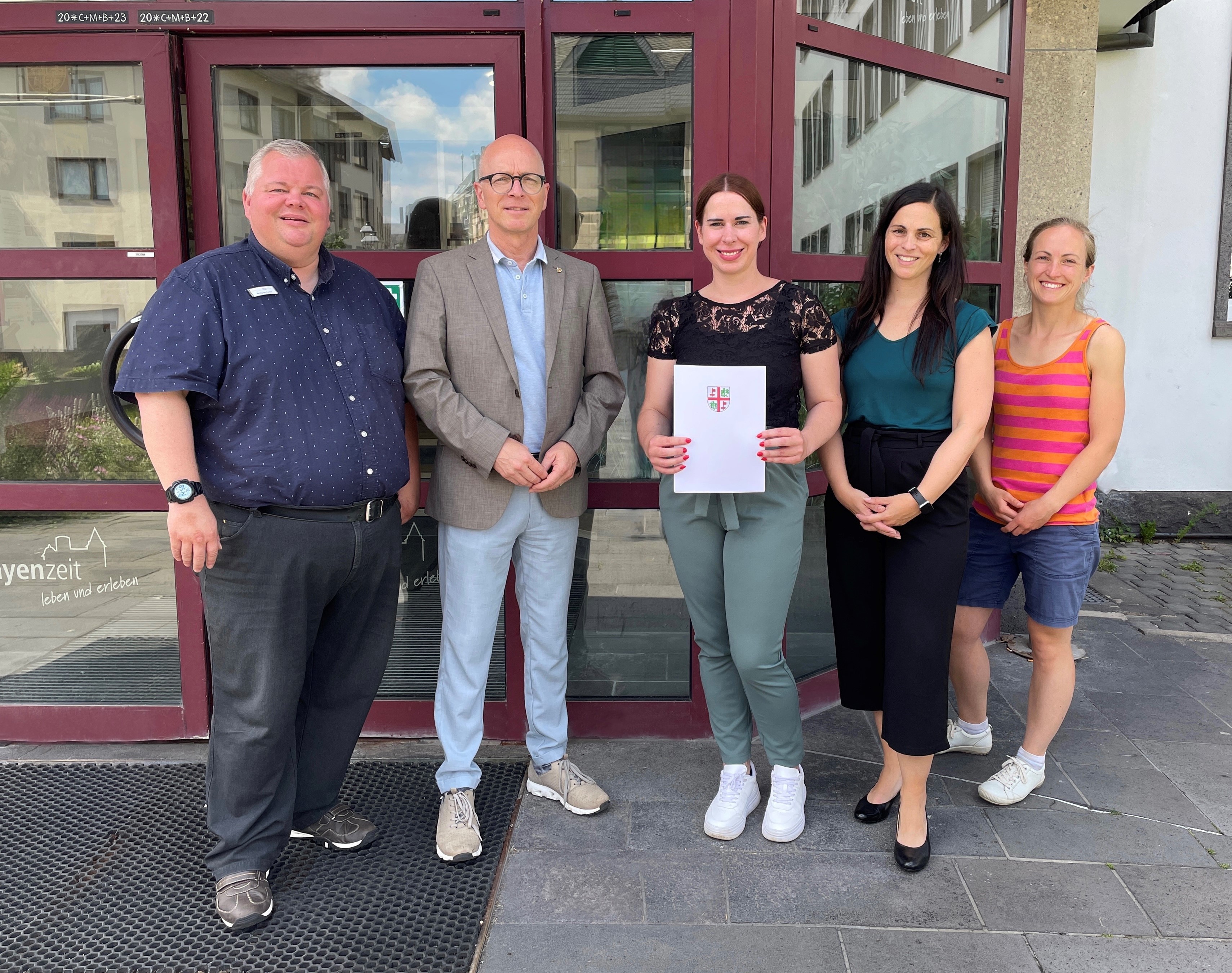 v.l.n.r.: Personalratsvorsitzender Wolfgang Goeken, Oberbürgermeister Dirk Meid, Yvonne Müller, Büroleiterin Jasmin Alter und Gleichstellungsbeauftragte Dr. Ina Rüber-Teke