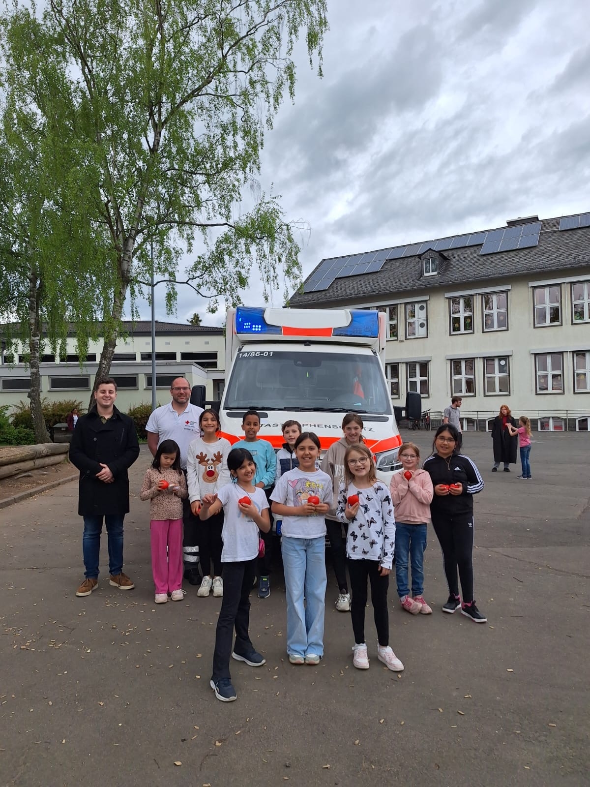 Viele Kinder vor dem RTW