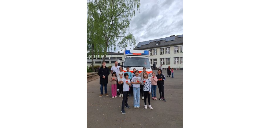 Viele Kinder vor dem RTW