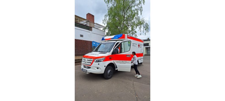 RTW auf dem Grundschulgelände