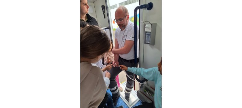 Kinder entdecken den RTW