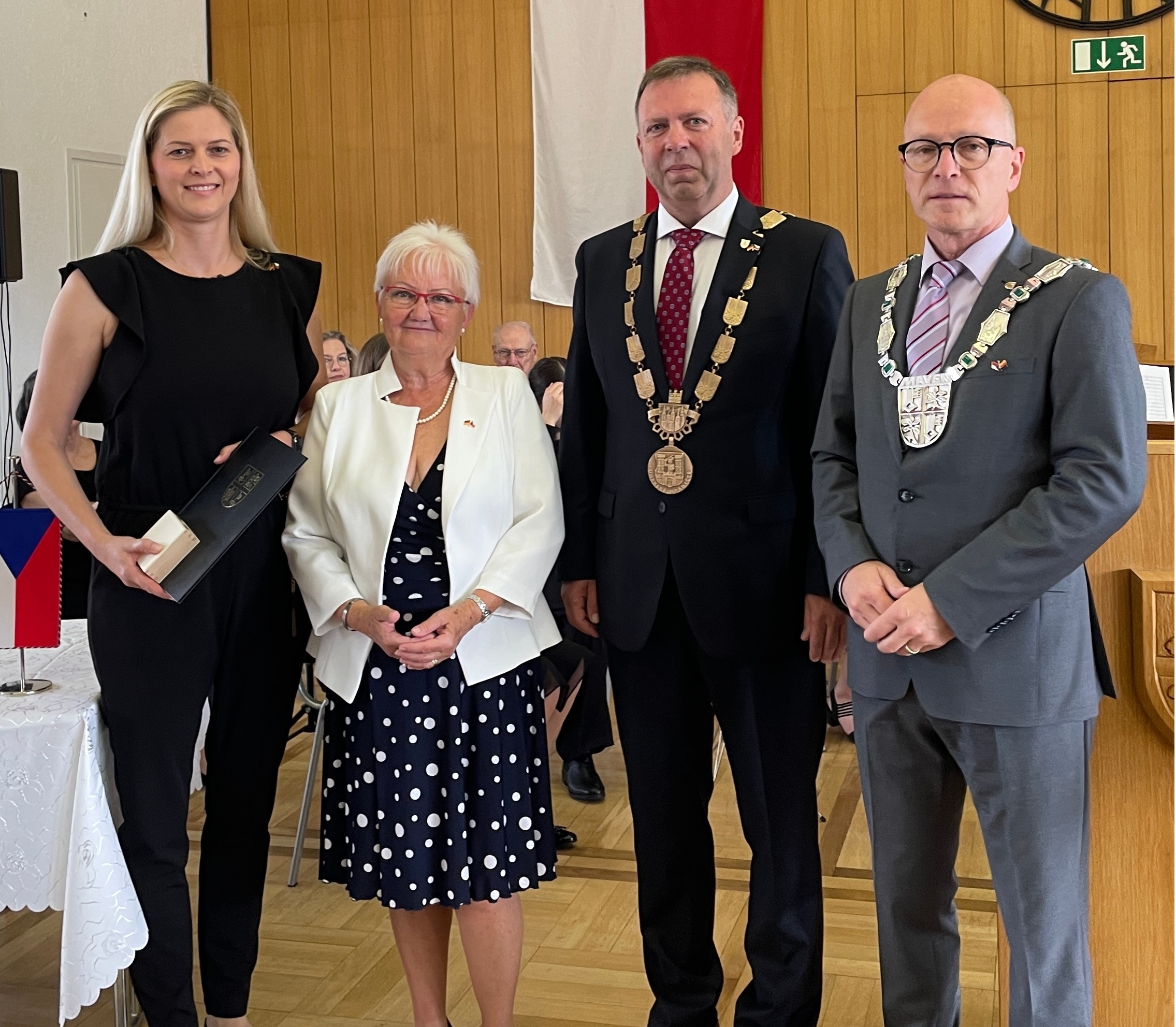 2 Frauen und 2 Männer stehen für ein Bild zusammen