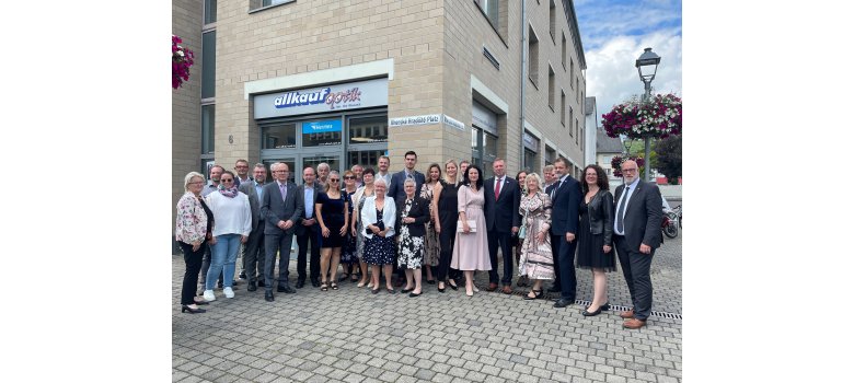 Eine Gruppe von Menschen steht auf einem Platz - an einer Wand angebracht: Uherské Hradiště Platz