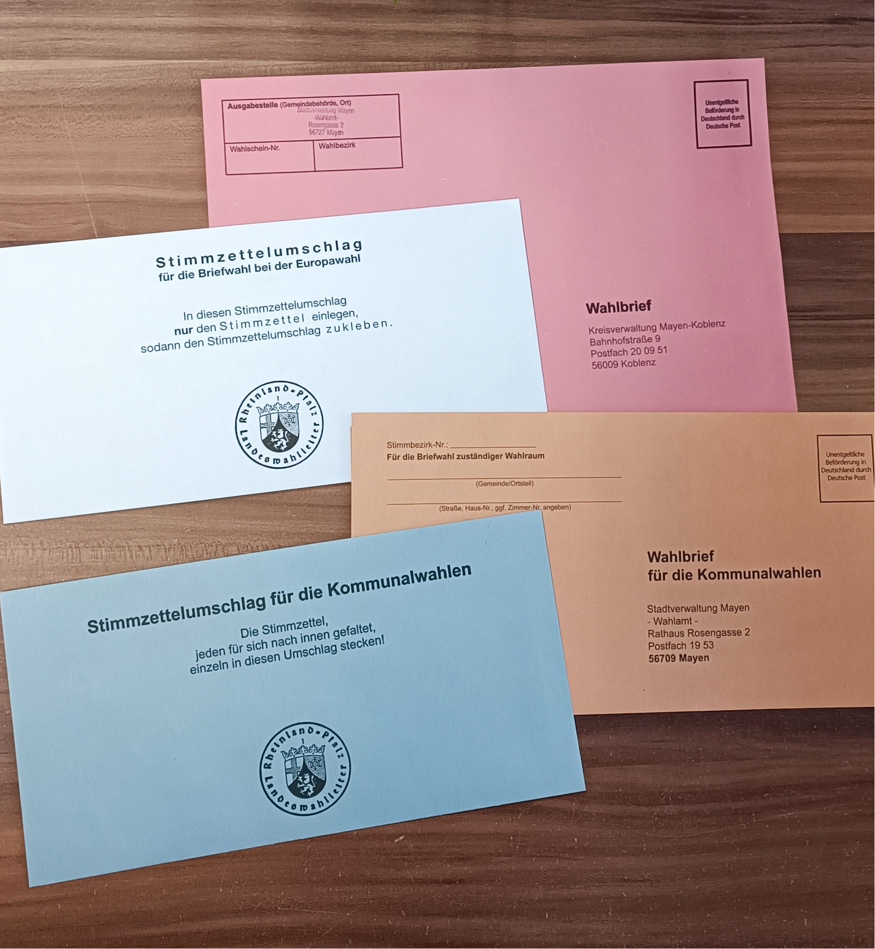 4 verschiedenen Umschläge für die Briefwahl