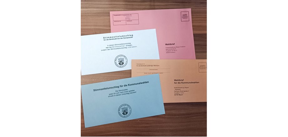 4 verschiedenen Umschläge für die Briefwahl