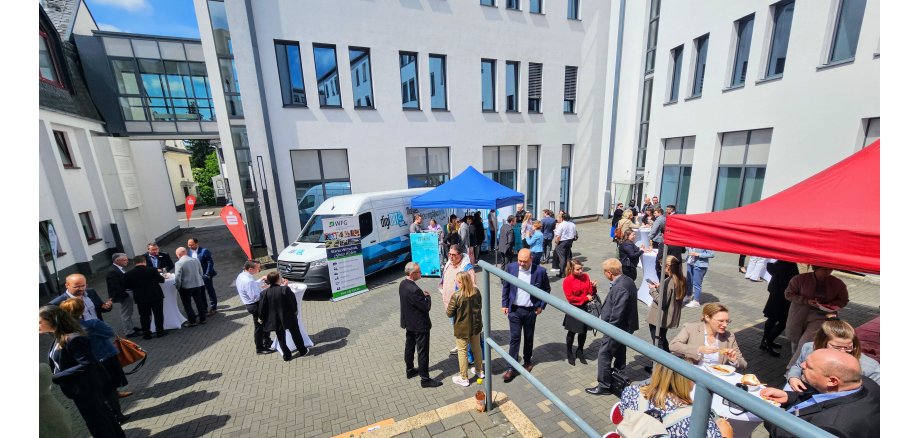 Foto von einem Innenhof mit verschiedenen Ständen und Menschen